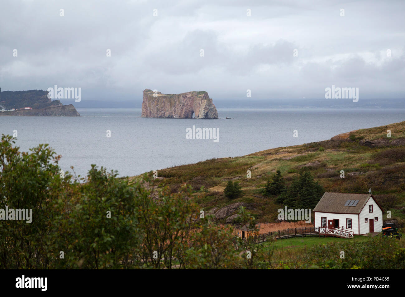 Cafe sulla Bonaventure Island, Canada. Perce roccia possono essere visti sullo sfondo, nel golfo di St Lawrence. Foto Stock