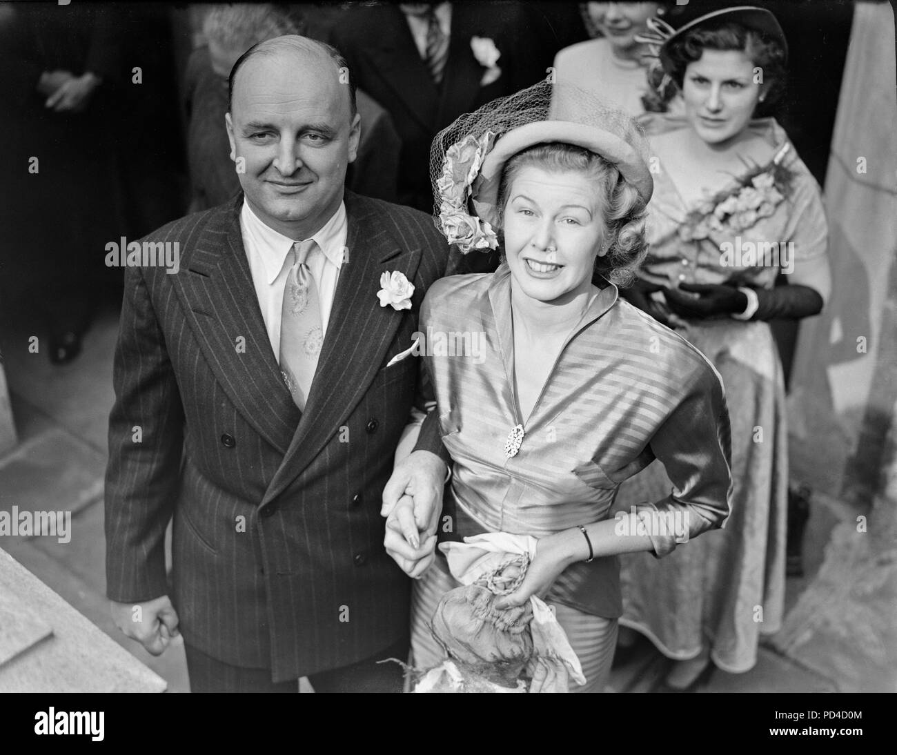 2 giugno 1949. Londra, Inghilterra. AUSTRALIAN milionario si sposi a Londra. Il Sig. Giorgio Falkiner, 42 anni milionario australiano Allevatore ovino sposa Miss Pauline Weir, da Mew Galles del Sud, Australia, presso la cappella dei Savoia a Londra. Il sig. Falkiner di proprietà di uno dei migliori i prigionieri di pecore in Australia e fu un direttore della società promotor, inventore delle corse ippiche, proprietario e pilota. La foto mostra la sposa e lo sposo lasciando dopo la loro cerimonia nuziale. Foto Stock