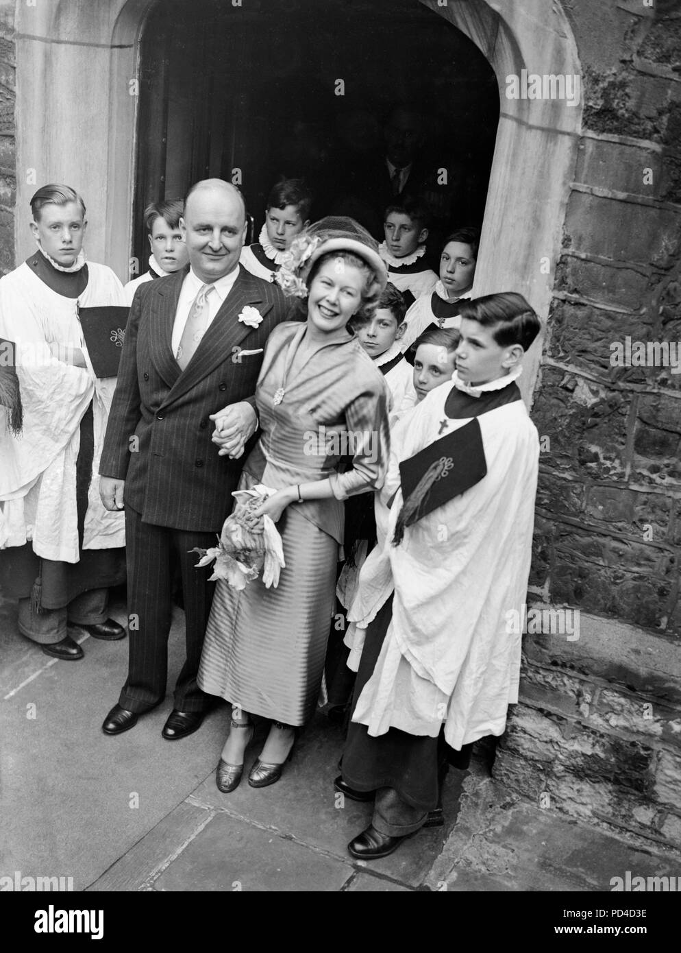 2 giugno 1949. Londra, Inghilterra. AUSTRALIAN milionario si sposi a Londra. Il Sig. Giorgio Falkiner, 42 anni milionario australiano Allevatore ovino sposa Miss Pauline Weir, da Mew Galles del Sud, Australia, presso la cappella dei Savoia a Londra. Il sig. Falkiner di proprietà di uno dei migliori i prigionieri di pecore in Australia e fu un direttore della società promotor, inventore delle corse ippiche, proprietario e pilota. La foto mostra la sposa e lo sposo lasciando dopo la loro cerimonia nuziale. Foto Stock
