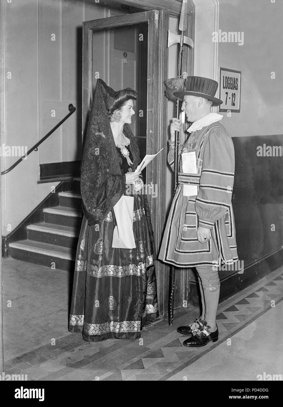 Il 28 settembre 1946. Royal Albert Hall di Londra, Inghilterra. Cinque Arti palla. Il primo fondo scala fancy dress ball sin dalla fine della Seconda Guerra Mondiale, ha avuto luogo in aiuto della Royal Free Hospital. La foto mostra la sig.ra Ken spettatore come una donna spagnola programma venditore di parlare con suo marito il Sig. Giovanni osservatore come un Beefeater. Foto Stock