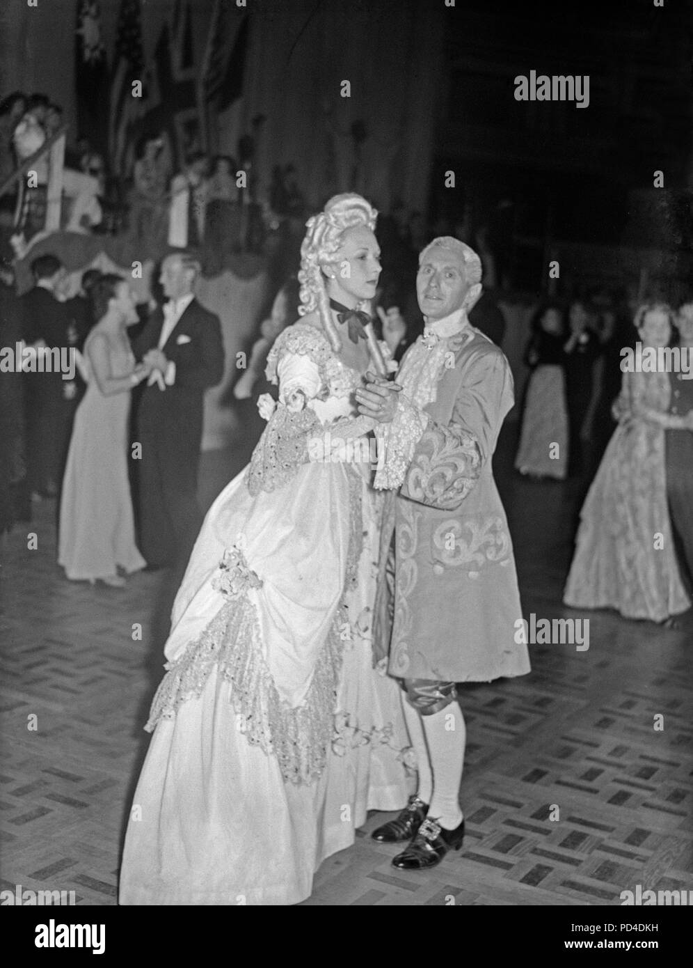Il 28 settembre 1946. Royal Albert Hall di Londra, Inghilterra. Cinque Arti palla. Il primo fondo scala fancy dress ball sin dalla fine della Seconda Guerra Mondiale, ha avuto luogo in aiuto della Royal Free Hospital. Mostra fotografica di Lady Iris O'Malley (formalmente Mountbatten) vestita come signora Pompadour, ballando con il sig. Anthony Rivett. Foto Stock