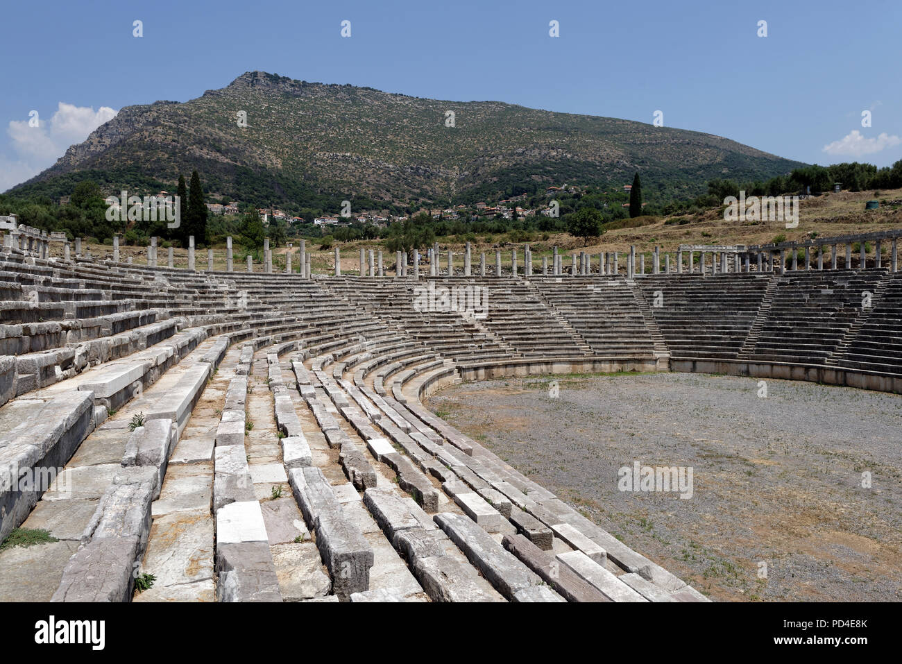 Antico stadio north end antica Messene. Peloponneso. La Grecia. Il ferro di cavallo-estremità sagomata di stadio comprende 18 gradinate con 18 righe di Foto Stock Antico stadio north end antica Messene. Peloponneso. La Grecia. Il ferro di cavallo-estremità sagomata di stadio comprende 18 gradinate con 18 righe di Foto Stock
