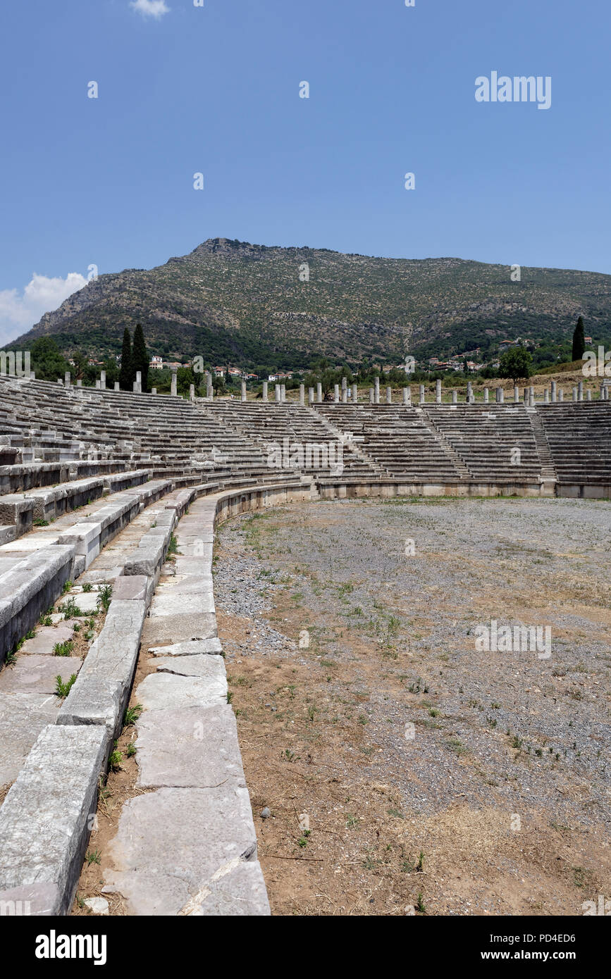 Antico stadio north end antica Messene. Peloponneso. La Grecia. Il ferro di cavallo-estremità sagomata di stadio comprende 18 gradinate con 18 righe di Foto Stock