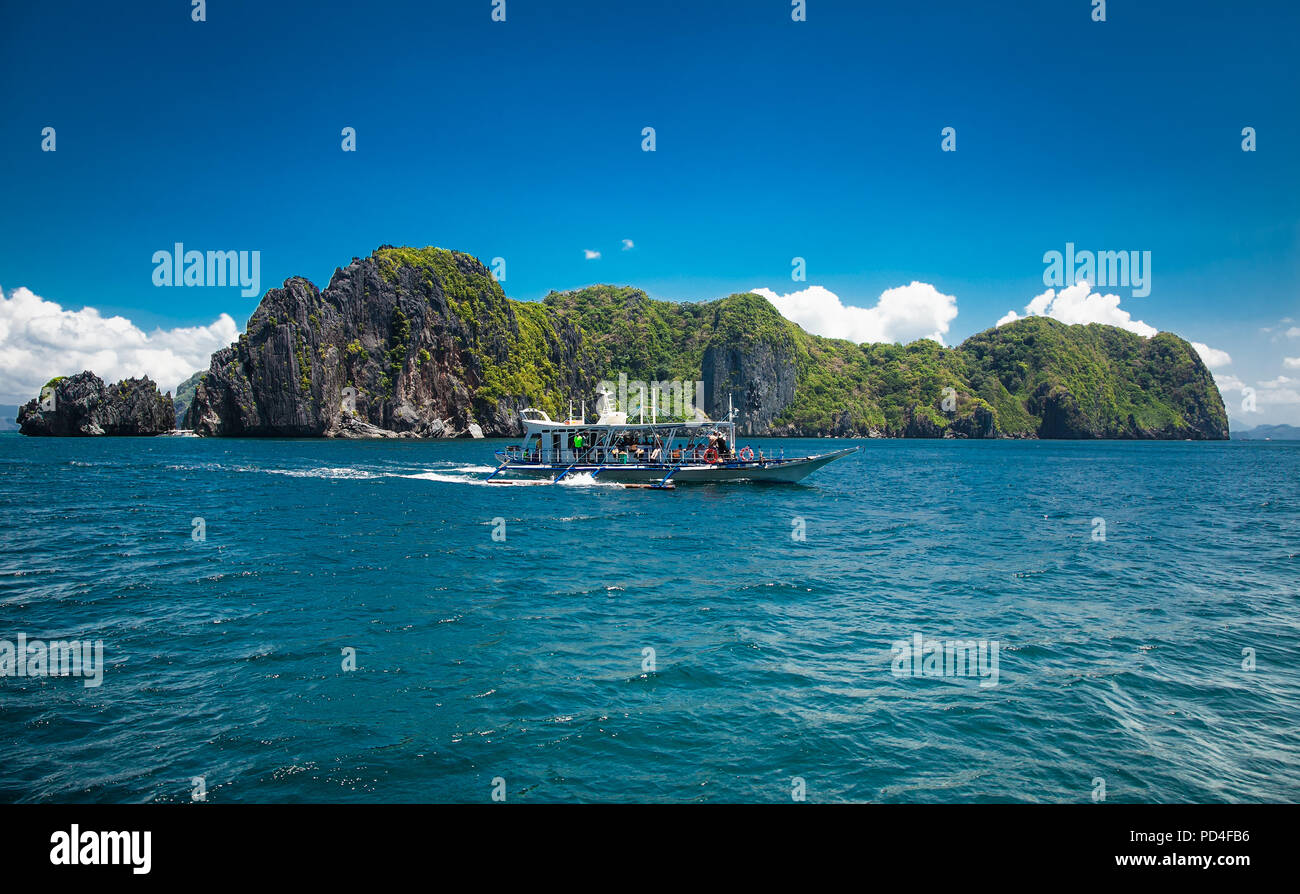 Paesaggio panoramico con isole di montagna e la laguna blu El Nido a Palawan. Filippine. Sud-est asiatico. Scenario esotico. Famoso punto di riferimento famoso destin Foto Stock