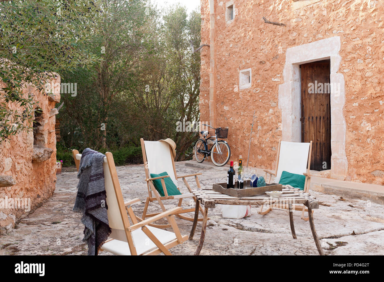 Tavolo e sedie in stile mediterraneo cortile Foto Stock