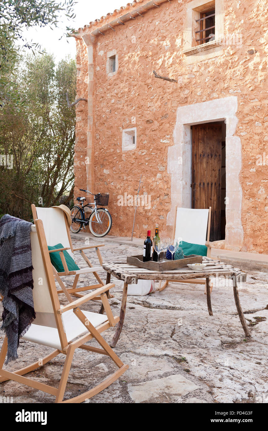 Tavolo e sedie in stile mediterraneo cortile Foto Stock