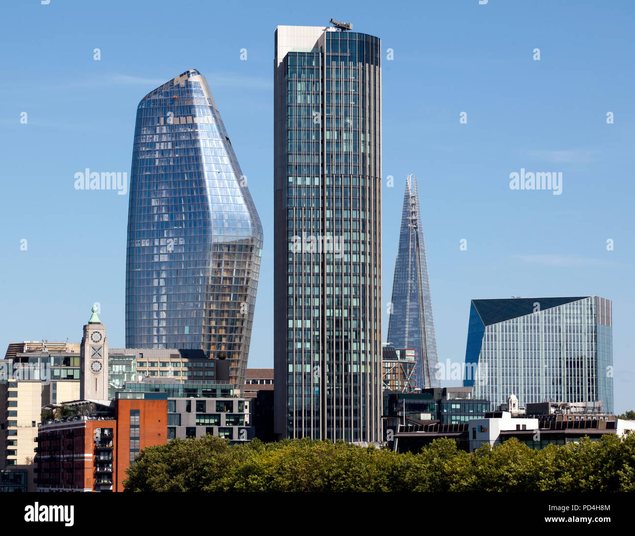 Vista la Oxo Tower, uno Blackfriars, Shard e il South Bank Tower, preso dal ponte di Waterloo, Londra Foto Stock