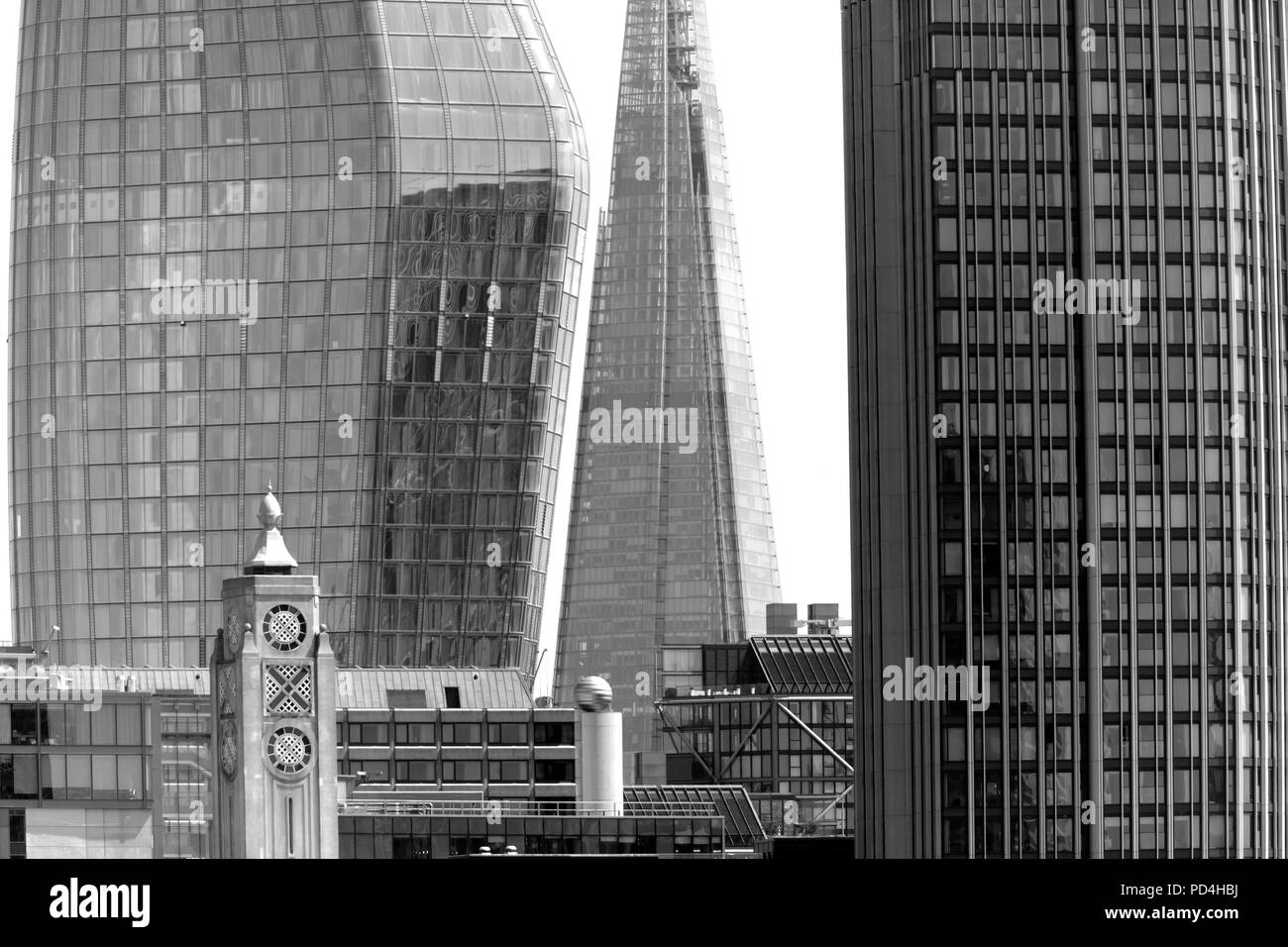 Teleobiettivo con vista ravvicinata della Oxo Tower, uno Blackfriars, Shard e il South Bank Tower, preso dal ponte di Waterloo, Londra Foto Stock