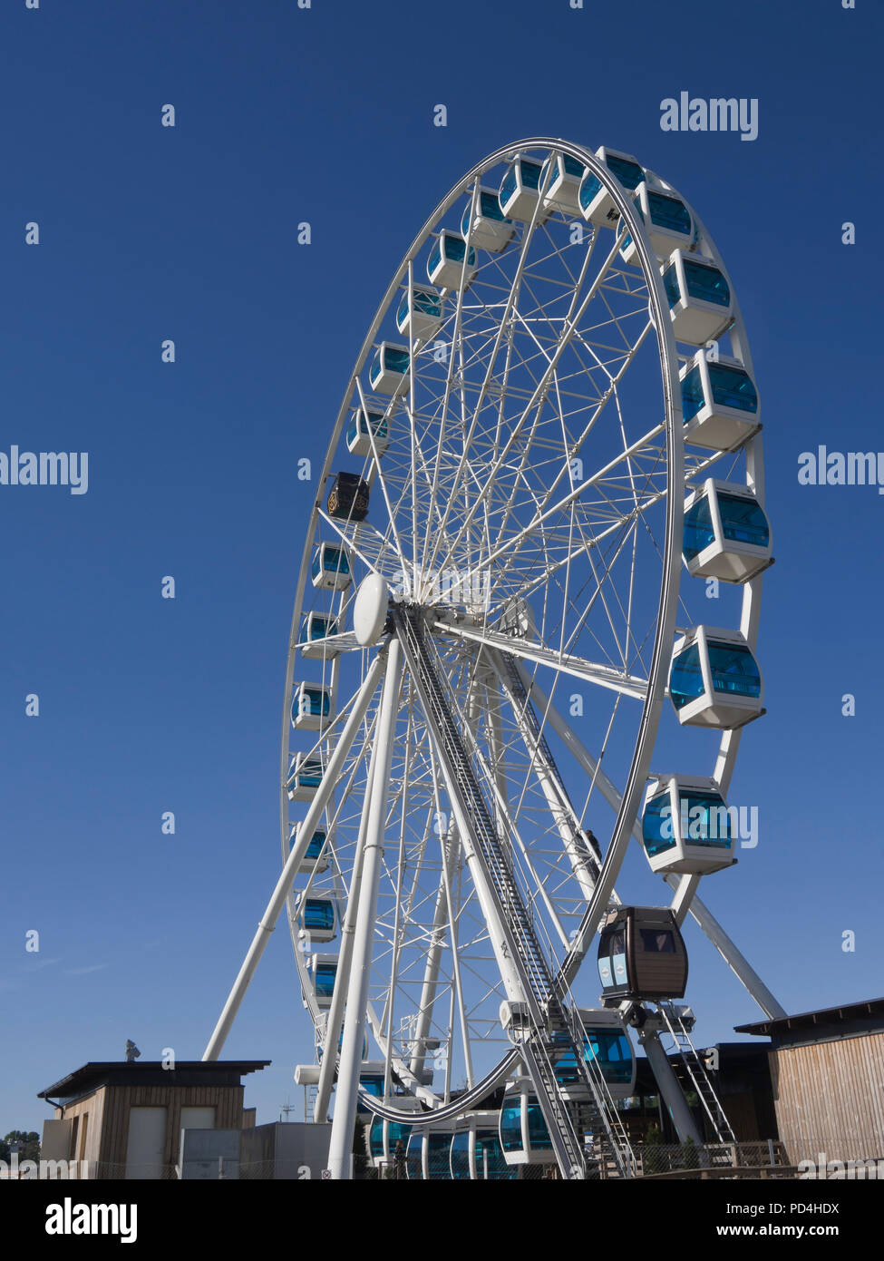 SkyWheel Helsinki situato in centro e il porto della capitale finlandese, attrazione turistica e lookout tutto l'anno Foto Stock
