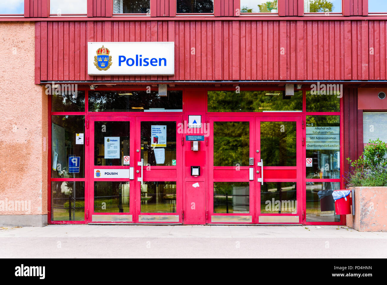 Motala, Svezia - 30 Giugno 2018: la città a una stazione di polizia in una giornata normale. N. persone visibili. Segno bianco sulla facciata di colore rosso. Foto Stock