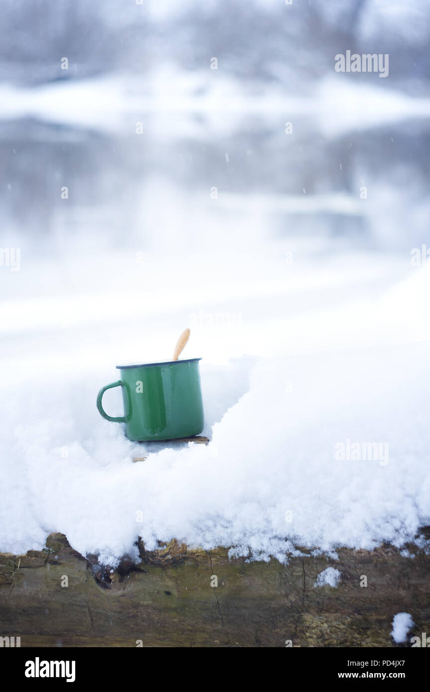 Il tè caldo e freddo inverno.vacanze invernali vacanze nella natura Foto Stock