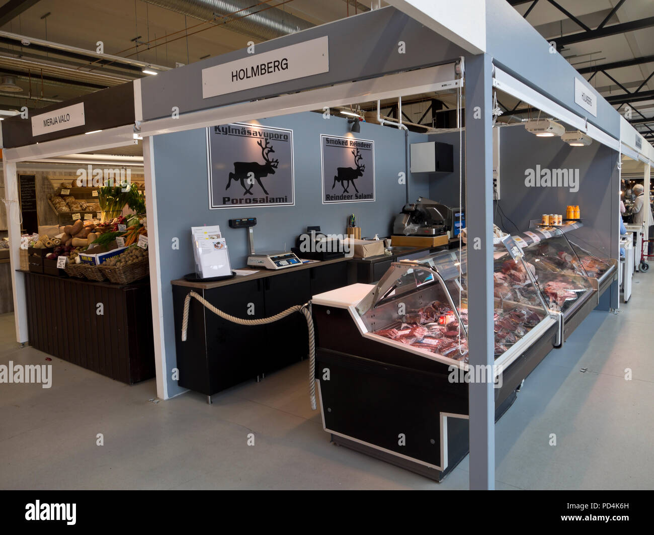 Hakaniemen Kauppahalli market hall di un edificio temporaneo 2018, in stallo specializzata in carne di renna prodotti Foto Stock