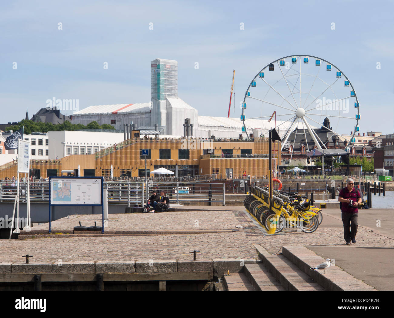 SkyWheel ruota panoramica Ferris, Allas mare Piscina, ristorante e sun deck e dal punto di vista del porto centrale accanto a Kauppatori inHelsinki Finlandia, Foto Stock