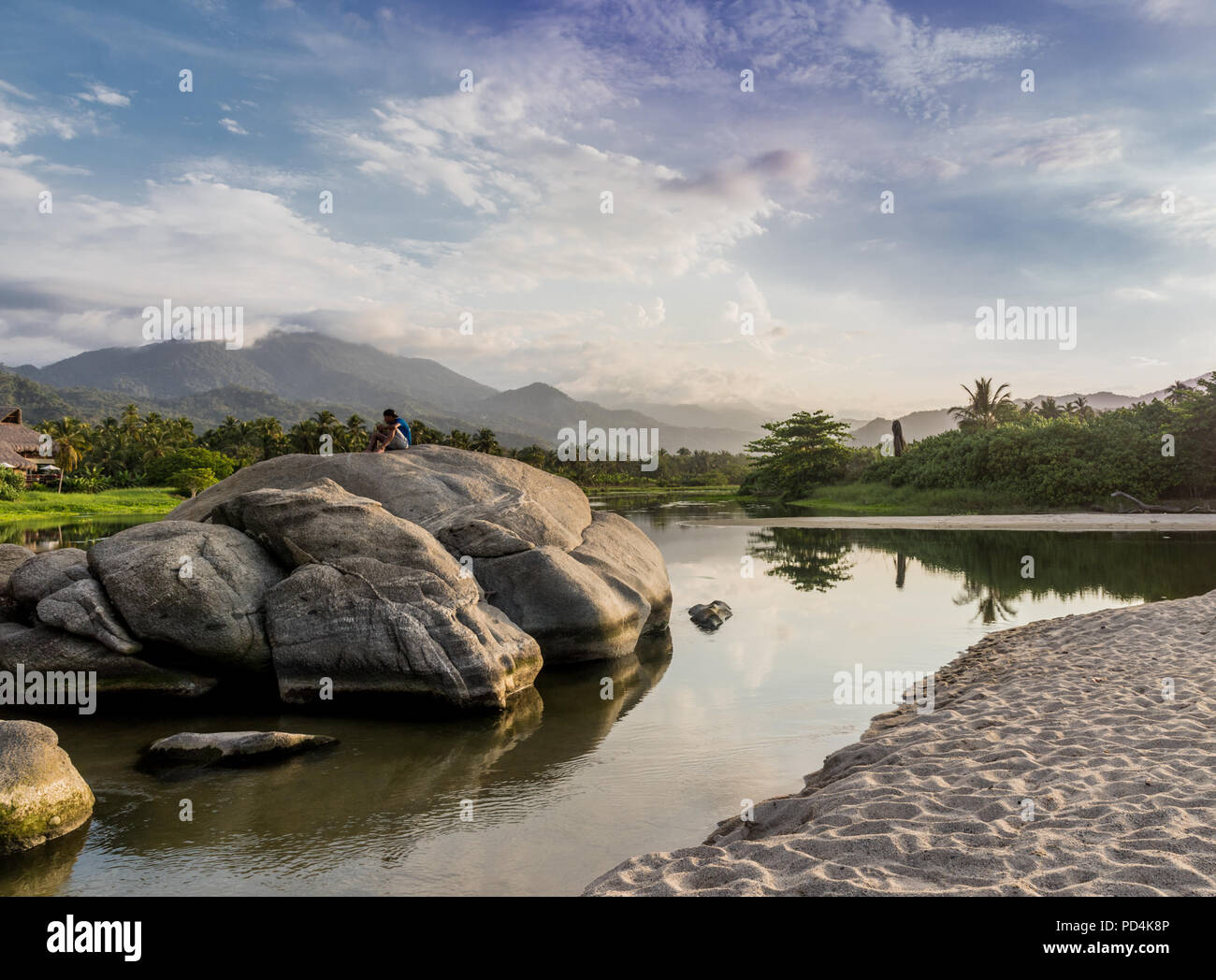 Una vista di Los Naranjos spiaggia di Santa Marta Colombia. Foto Stock