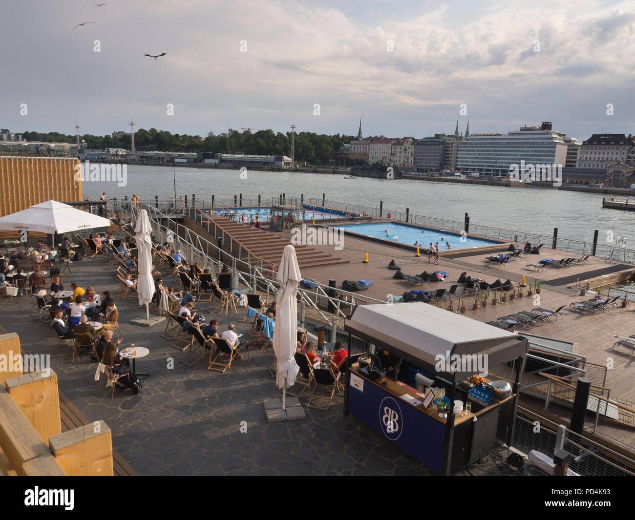 Allas mare Piscina, ristorante e sun deck e dal punto di vista del porto centrale accanto a Kauppatori inHelsinki Finlandia, tramonto Foto Stock