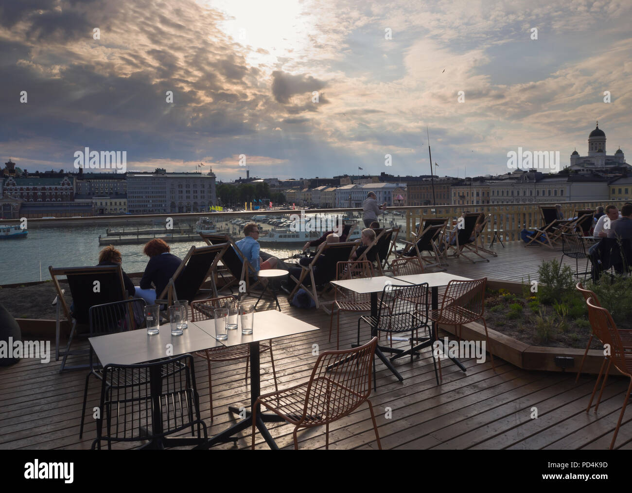 Allas mare Piscina, ristorante e sun deck e dal punto di vista del porto centrale accanto a Kauppatori inHelsinki Finlandia, tramonto Foto Stock