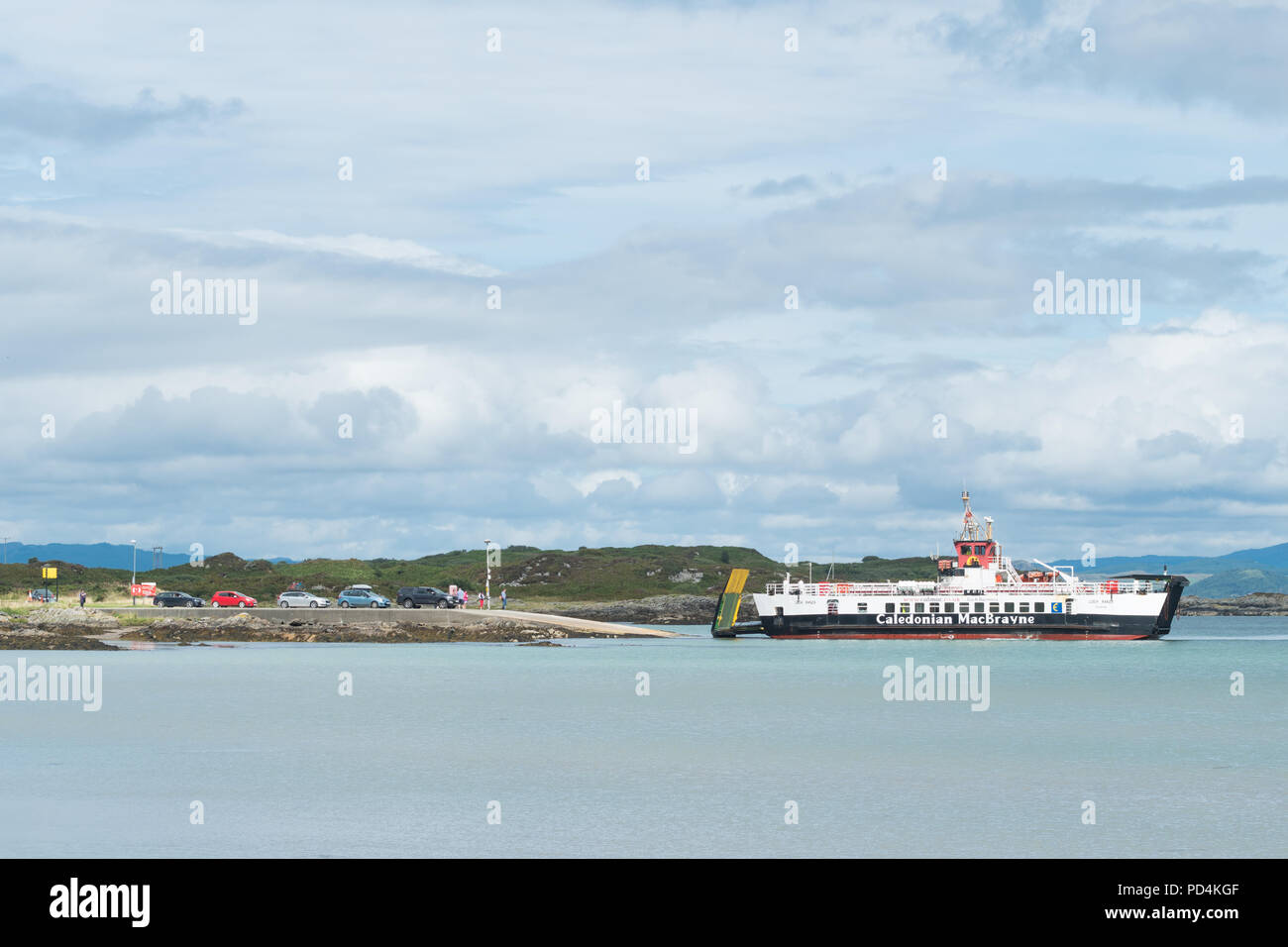 Caledonian MacBrayne traghetto arrivando a delle Ebridi isola di Gigha, dove i veicoli e passeggeri a piedi sono in attesa di tornare a Kintyre,Scozia, Regno Unito Foto Stock