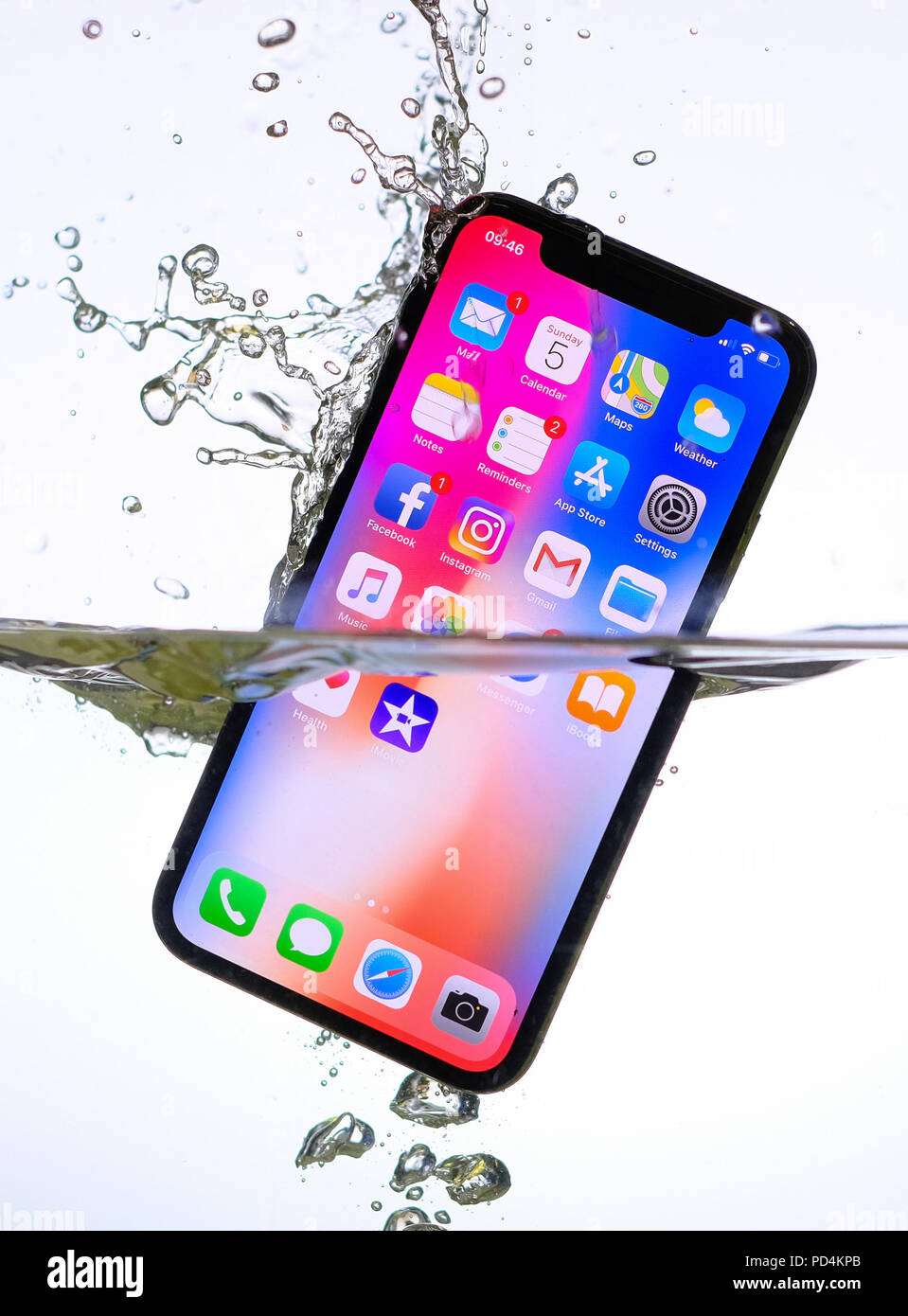 RIGA 5 NOVEMBRE - appena lanciato Apple iPhone X viene visualizzata  parzialmente sommerso in acqua per dimostrare che il design impermeabile  Foto stock - Alamy