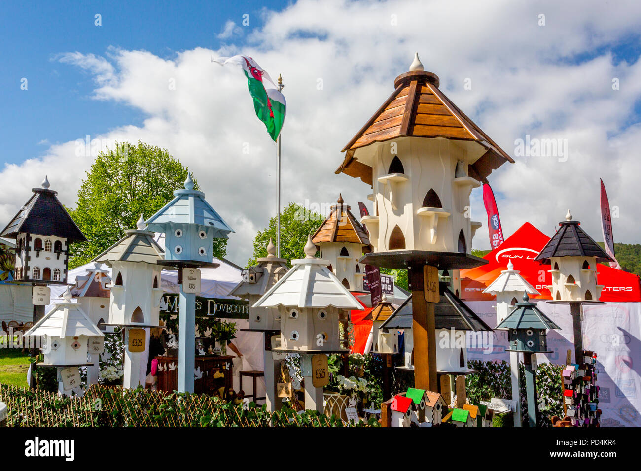 Un assortimento di coloratissimi dovecots al 2018 Malvern RHS Spring Visualizza, Worcestershire, England, Regno Unito Foto Stock