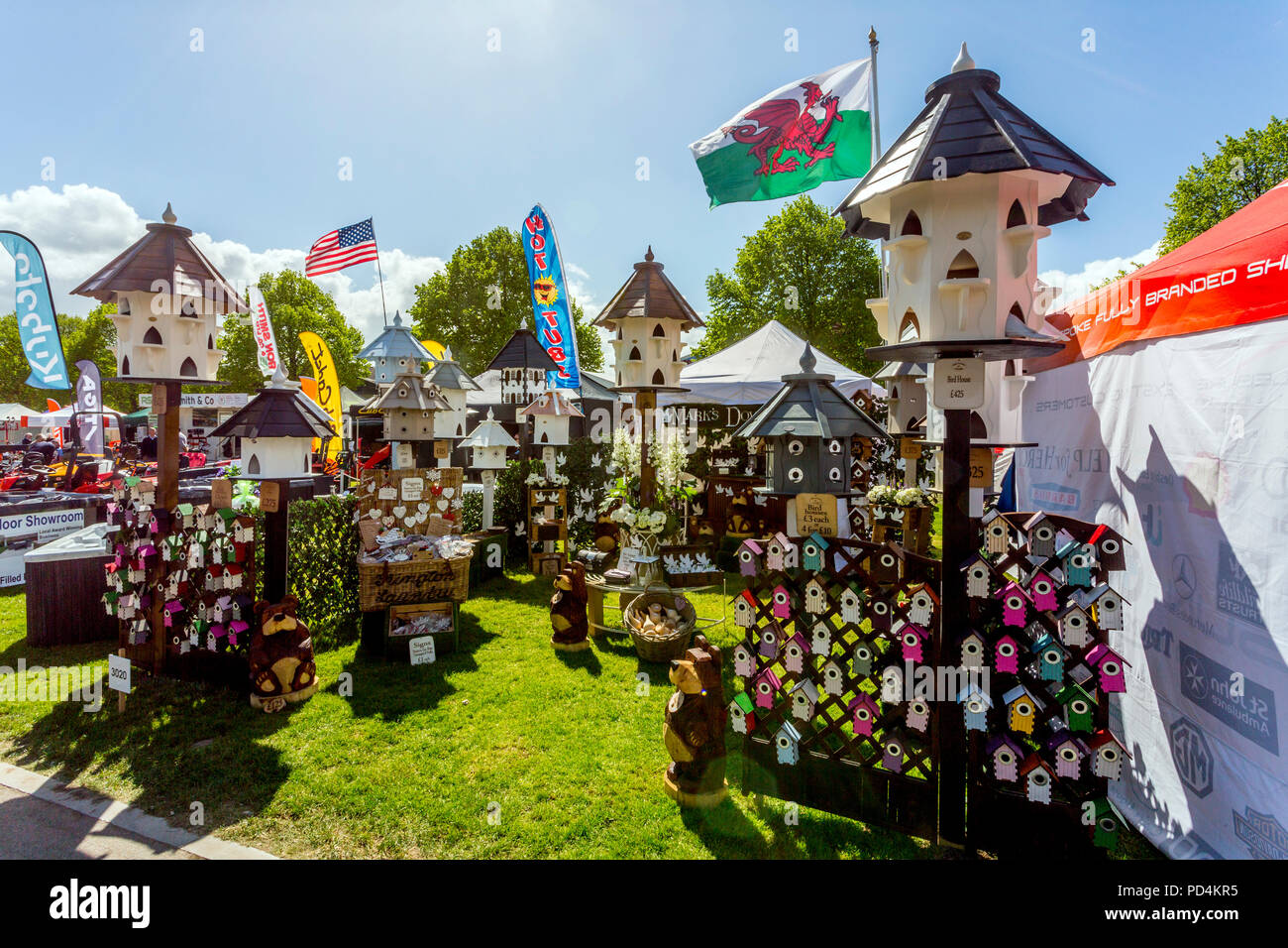 Un assortimento di coloratissimi dovecots al 2018 Malvern RHS Spring Visualizza, Worcestershire, England, Regno Unito Foto Stock