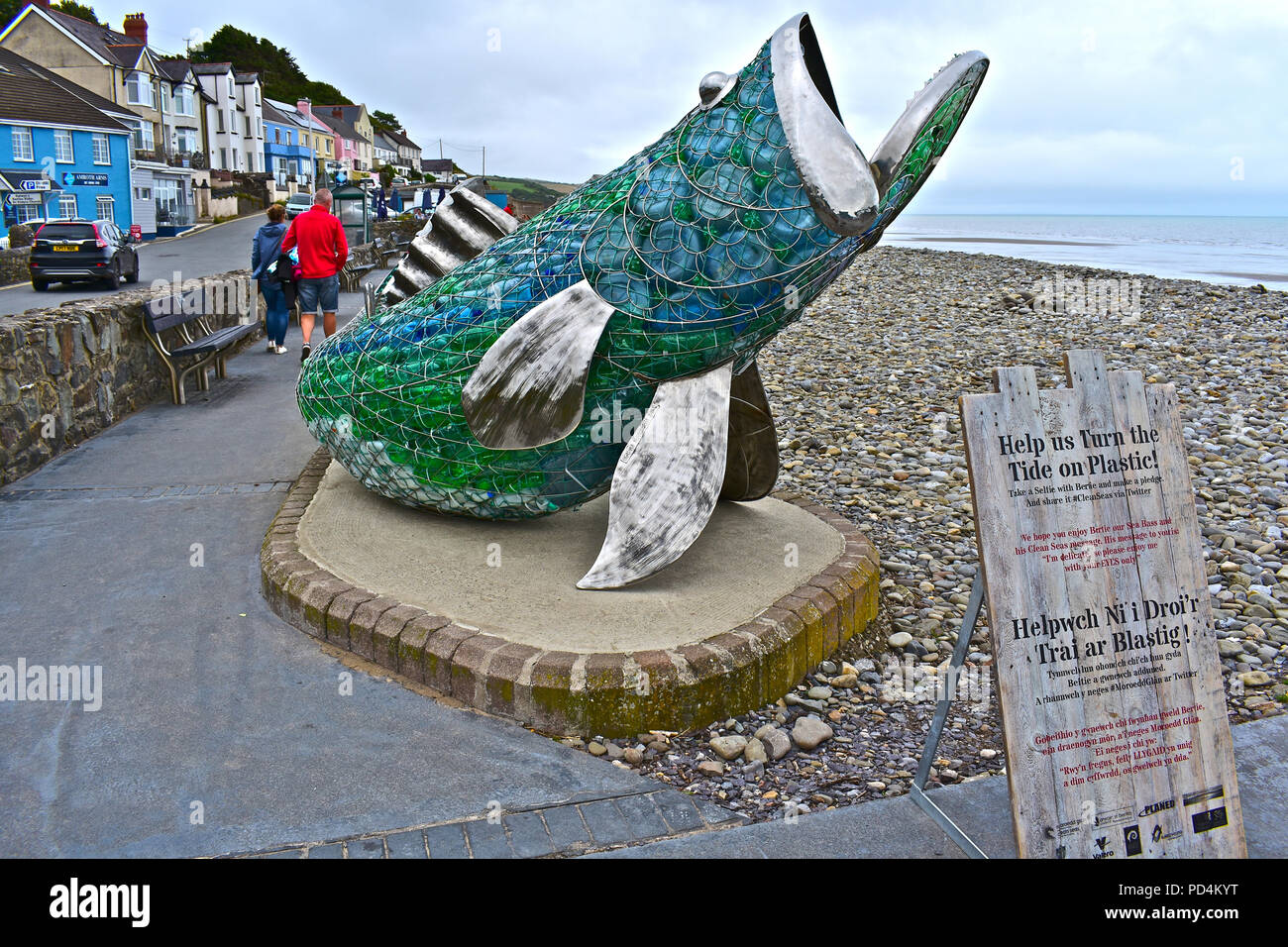 Bertie il branzino è una scultura di metallo riempito con una struttura plastica rifiuti dalla spiaggia di Amroth Pembrokeshire. Anti-inquinamento in plastica di mari campagna Foto Stock