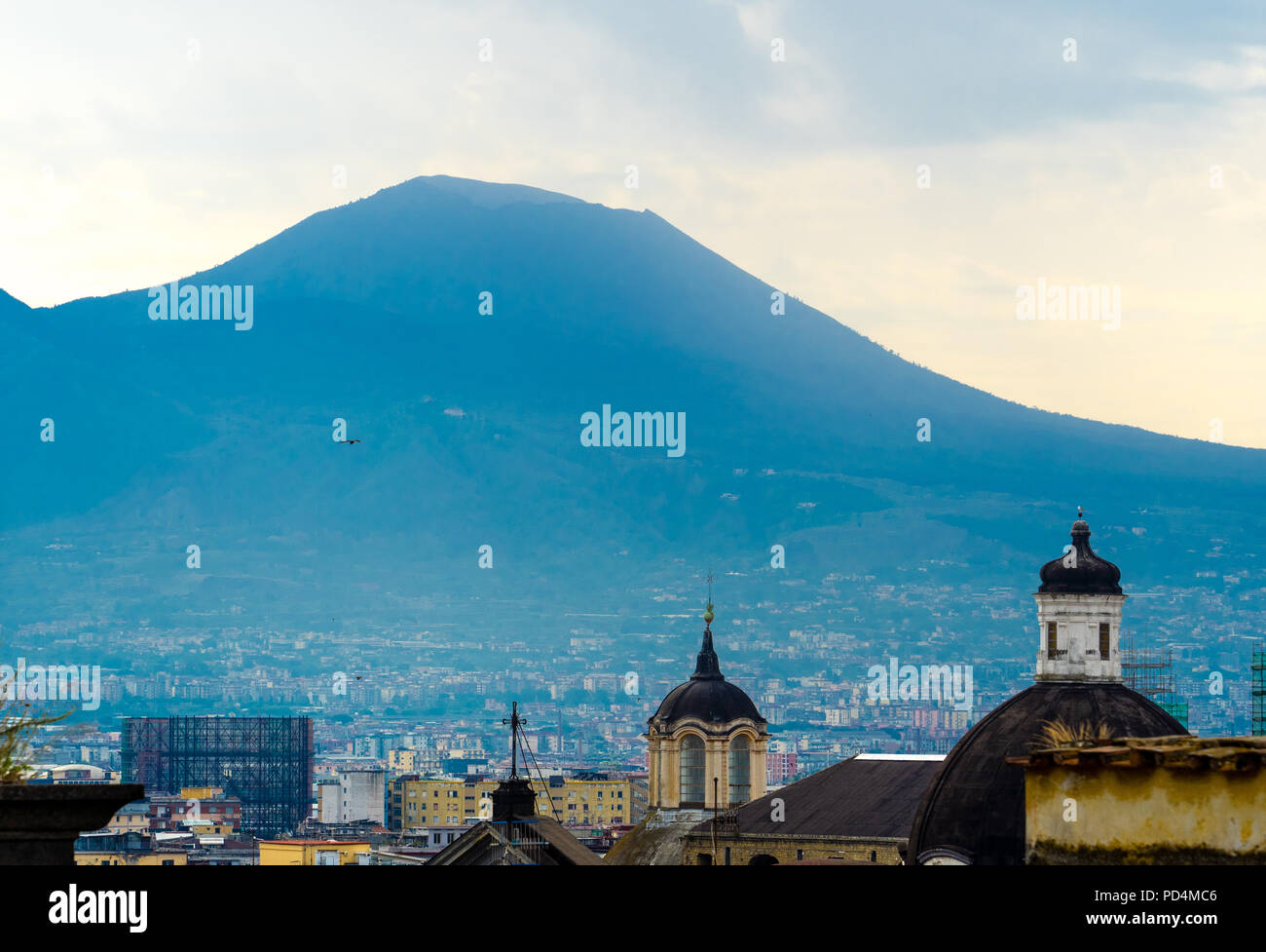 Vista la mattina del Vesuvio su Napoli tetti, a cupola e le guglie, uccelli in silhouette Foto Stock