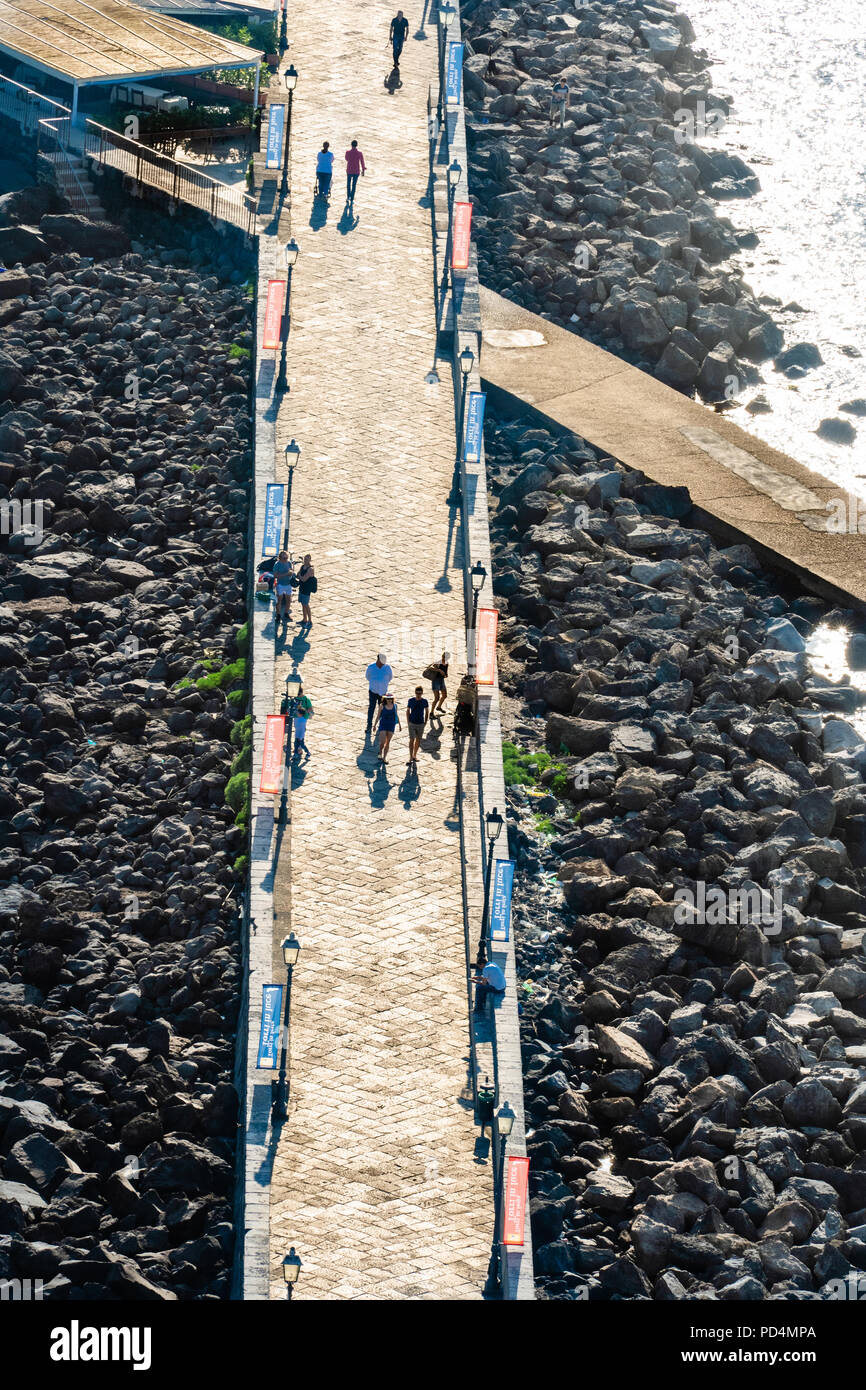 La gente che camminava sul Ponte Ponte Aragonese da Ischia a Città di Castello Aragonese Foto Stock