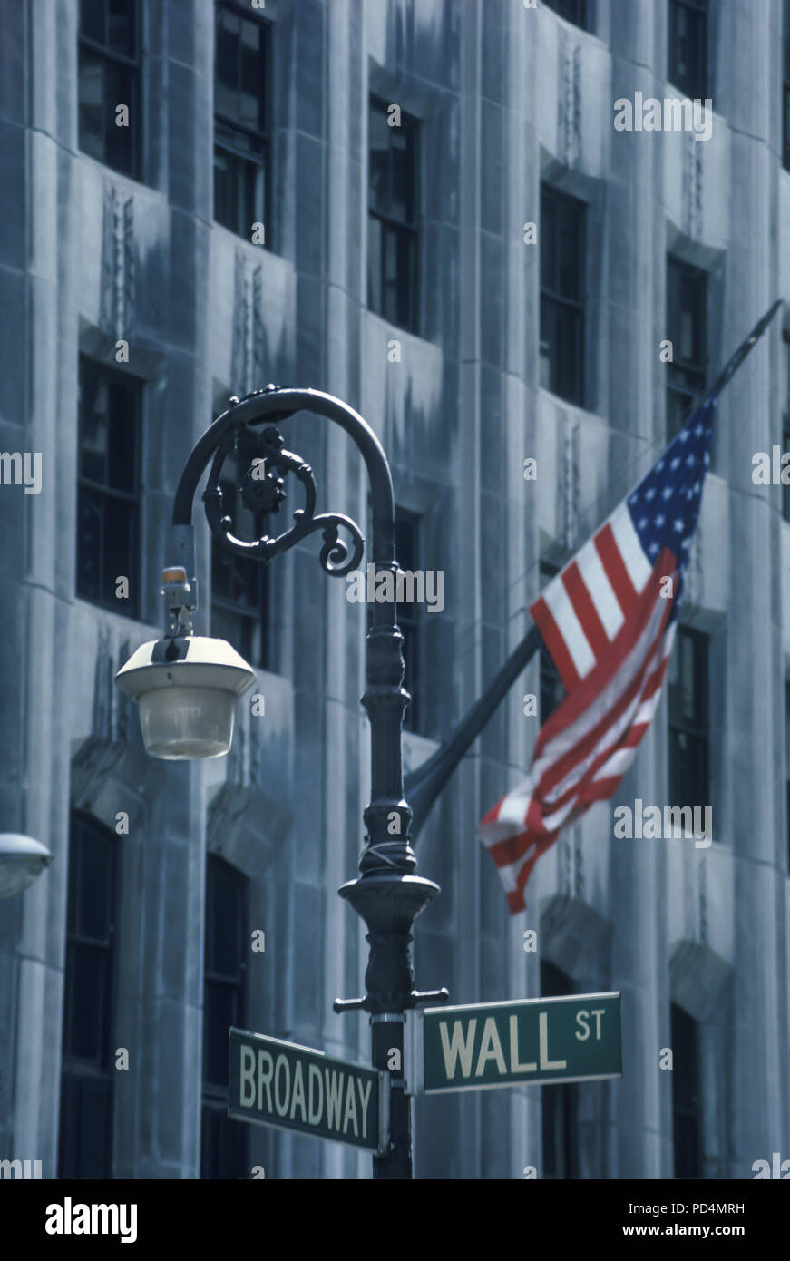 1987 parete storica strada segno E AMERICAN FLAGON PENNONE BROADWAY MANHATTAN NEW YORK CITY USA Foto Stock