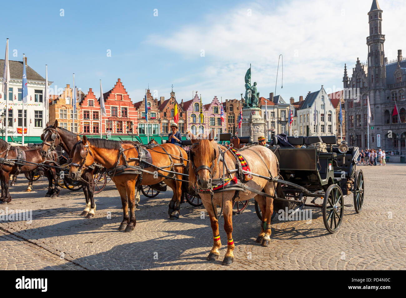 Cavallo e trappole in Markt Square, Bruges usata per prendere i turisti in un tour della città di Bruges, Belgio Foto Stock