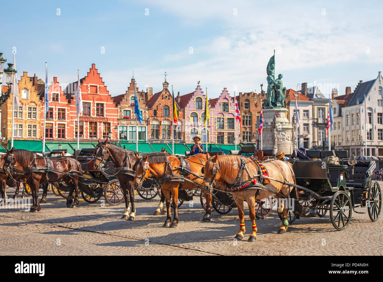 Cavallo e trappole in Markt Square, Bruges usata per prendere i turisti in un tour della città di Bruges, Belgio Foto Stock