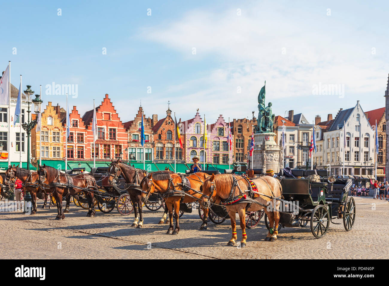 Cavallo e trappole in Markt Square, Bruges usata per prendere i turisti in un tour della città di Bruges, Belgio Foto Stock
