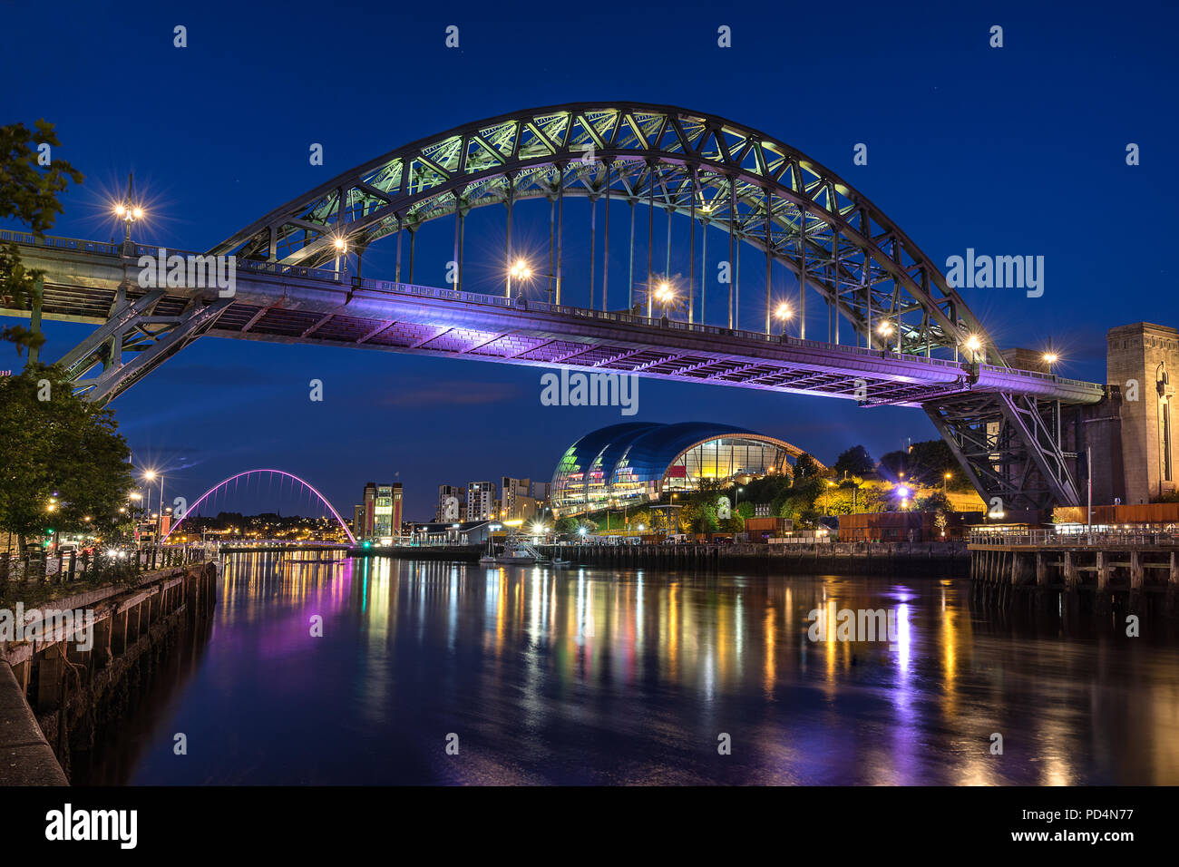 Guardando verso il Tyne Bridge sulla banchina del porto di Newcastle e Gateshead Foto Stock