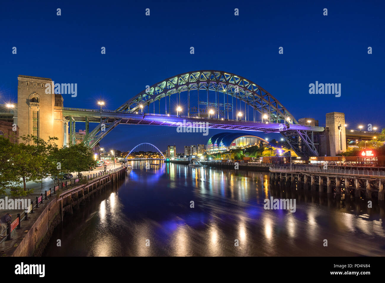 Guardando verso il Tyne Bridge sulla banchina del porto di Newcastle e Gateshead Foto Stock