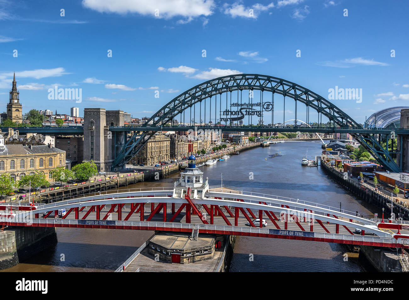 Il ponte girevole sul fiume Tyne tra Newcastle e Gateshead Foto Stock