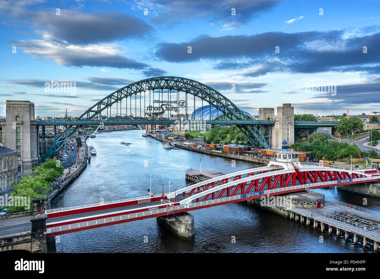 Il ponte girevole sul fiume Tyne tra Newcastle e Gateshead Foto Stock