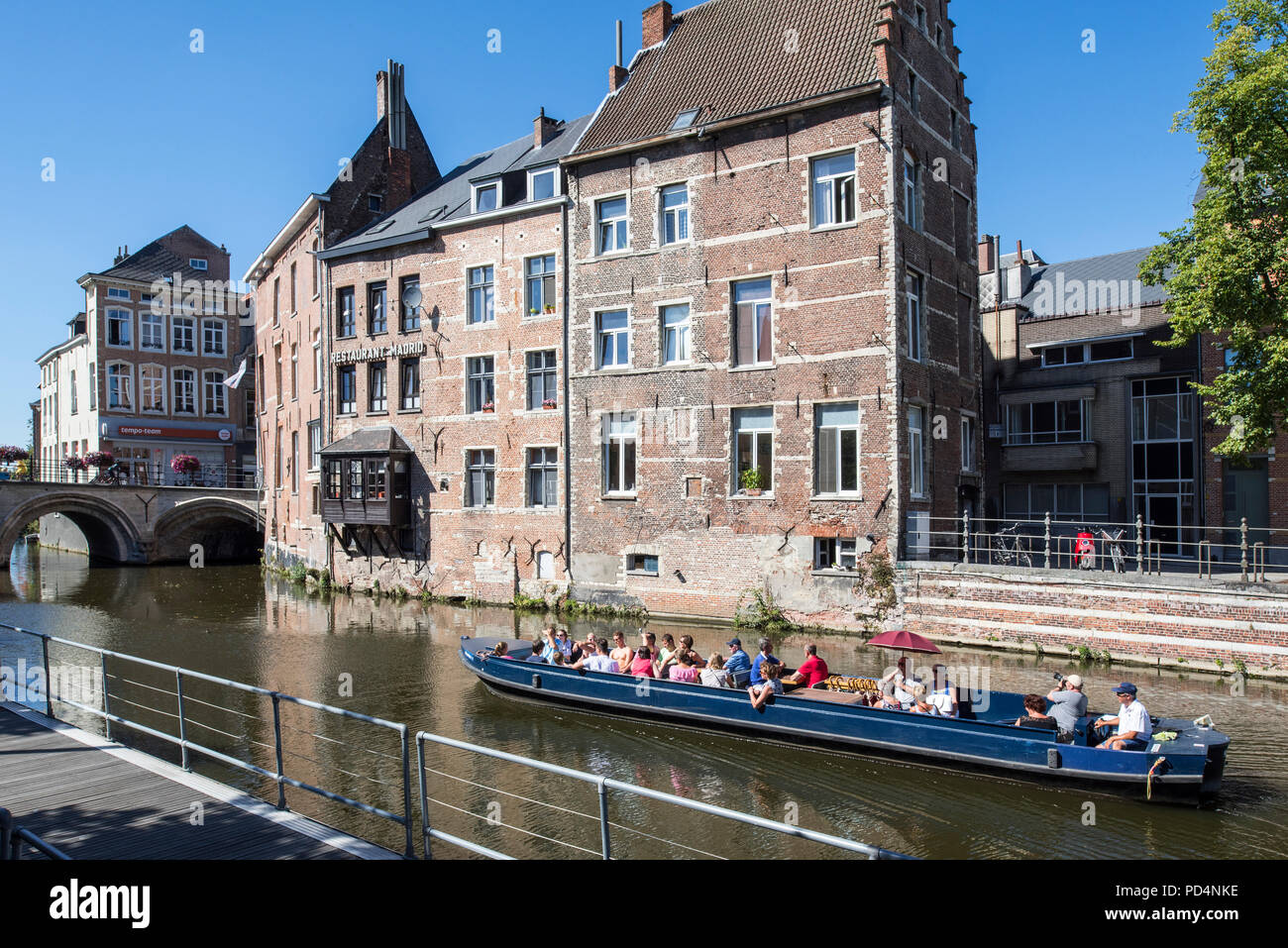 Barca con i turisti durante la gita turistica sul fiume Dijle / Dyle al Grootbrug / grande ponte nella città Mechelen / Malines, Fiandre, in Belgio Foto Stock