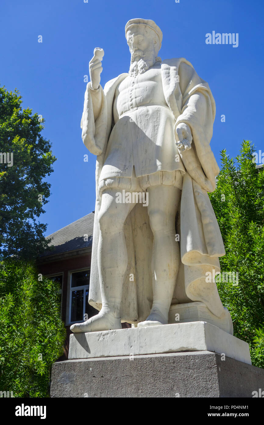 Statua di Rembert Dodoens, fiammingo medico e botanico al Kruidtuin / Giardino Botanico della città Mechelen / Malines, Fiandre, in Belgio Foto Stock