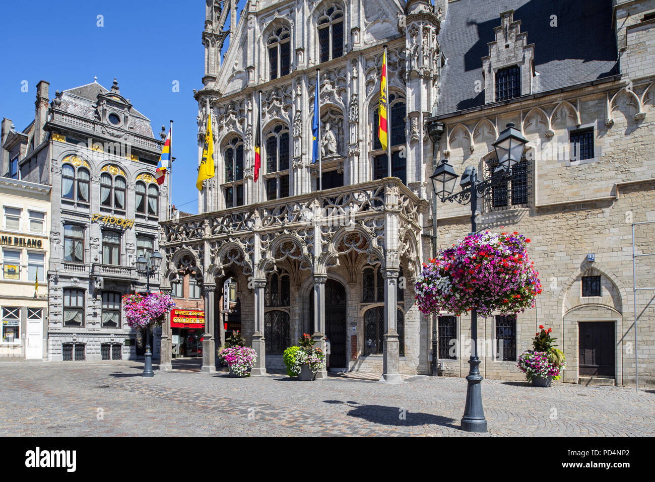 Neogotica municipio della città Mechelen / Malines in estate, provincia di Anversa, nelle Fiandre, in Belgio Foto Stock