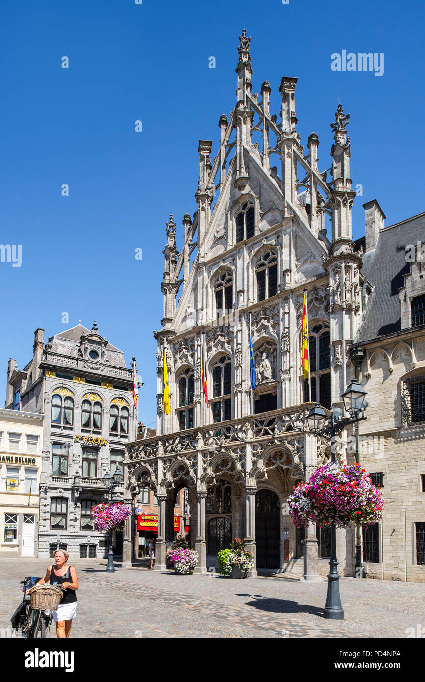 Neogotica municipio della città Mechelen / Malines in estate, provincia di Anversa, nelle Fiandre, in Belgio Foto Stock