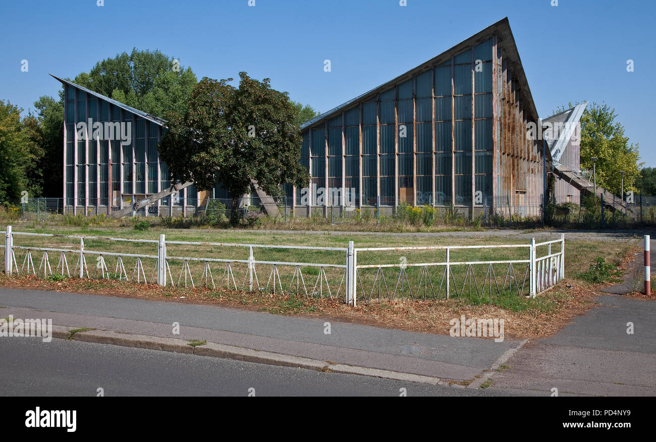 Magdeburg Rotehornpark Mehrzweckhalle HYPARSCHALE 1969 von Ulrich Müther u un errichtet stützenfreier Innenraum Grundfläche 48 x 48 m Leerstand seit 19 Foto Stock