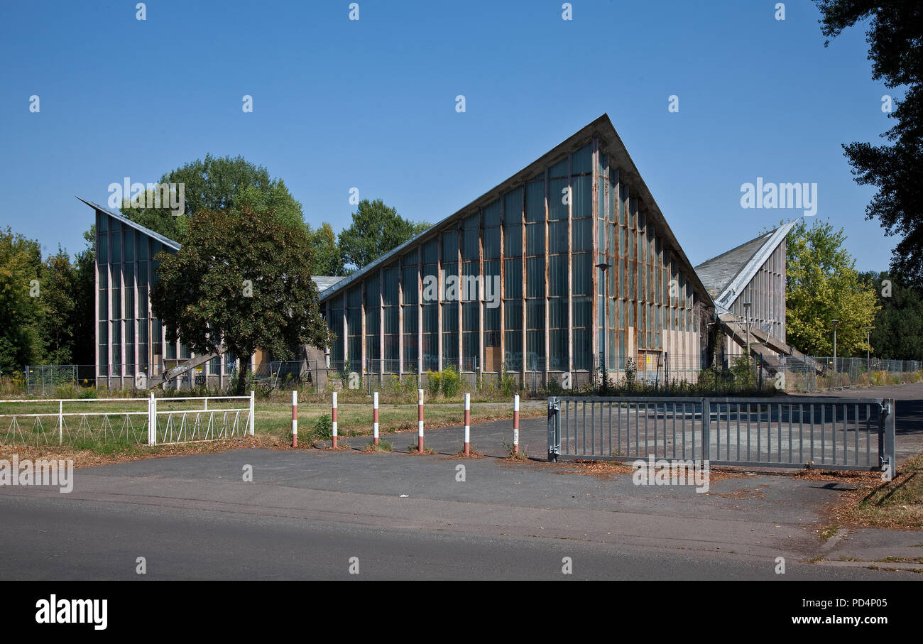 Magdeburg Rotehornpark Mehrzweckhalle HYPARSCHALE 1969 von Ulrich Müther u un errichtet stützenfreier Innenraum Grundfläche 48 x 48 m Leerstand seit 19 Foto Stock