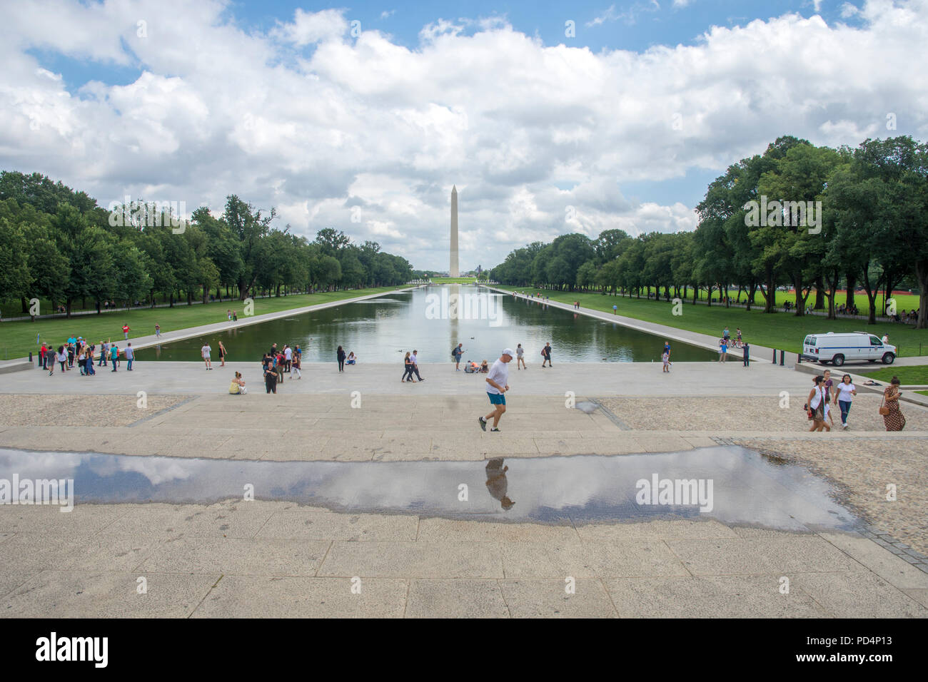 Un pareggiatore è specchiata in una pozza vicino alla piscina riflettente del Lincoln Memorial. Il Monumento a Washington è in background. Foto Stock