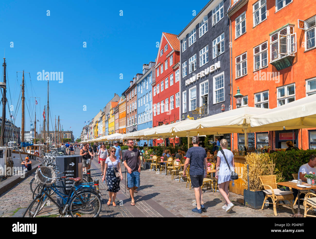 Nyhavn, Copenaghen. Caffetterie, bar e ristoranti lungo la storica Nyhavn canal, Copenhagen, Danimarca Foto Stock