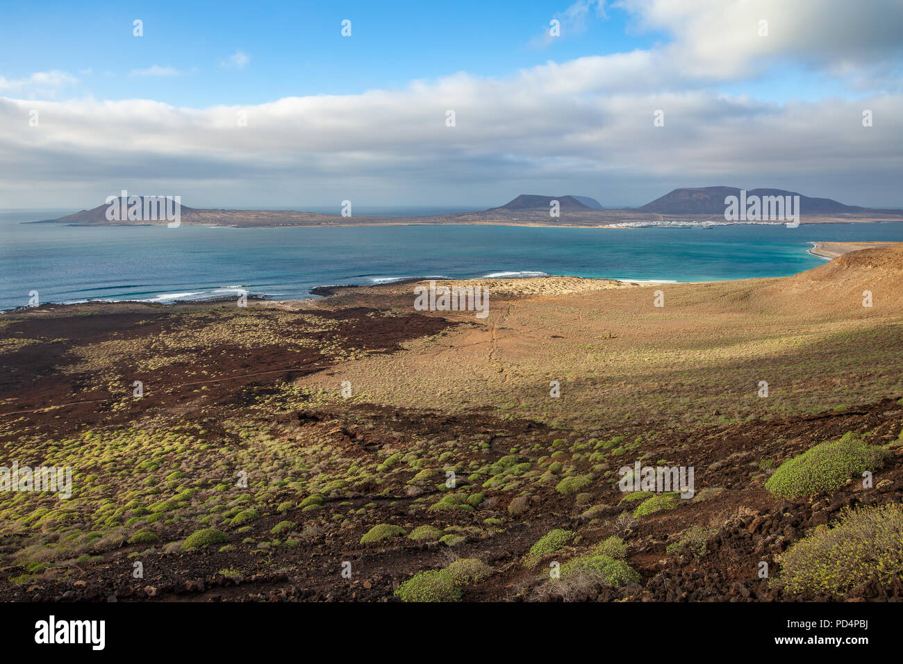 Bellissimo paesaggio marino di isola vulcanica di Lanzarote, Isole Canarie, Spagna. Destinazione di viaggio. Sullo sfondo del mare. La vacanza estiva concetto. Foto Stock