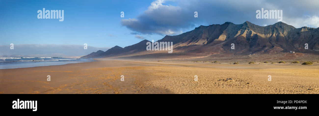 Scenic vista panoramica del paesaggio di montagna e oceano Atlantico in Isole Canarie Fuerteventura, Spagna. Sullo sfondo della natura Foto Stock
