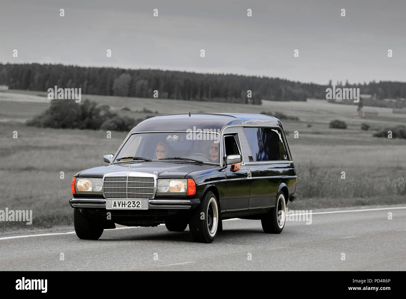VAULAMMI, Finlandia - 4 agosto 2018: Mercedes-Benz auto funebre, funebre, sulla strada di campagna sulla Maisemaruise 2018 auto in crociera Tawastia corretto, Finlandia. Foto Stock