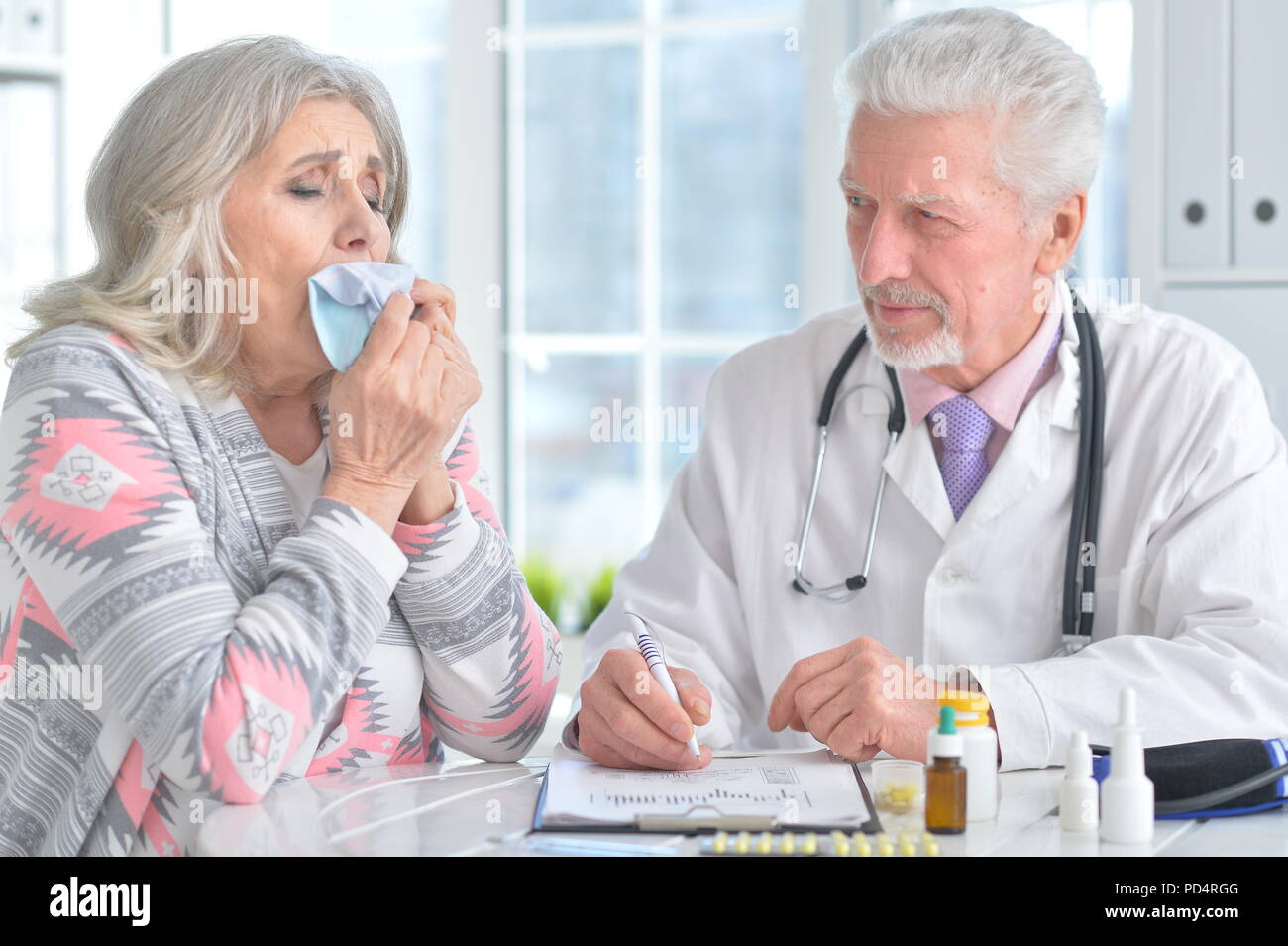 Senior medico con il paziente anziano Foto Stock