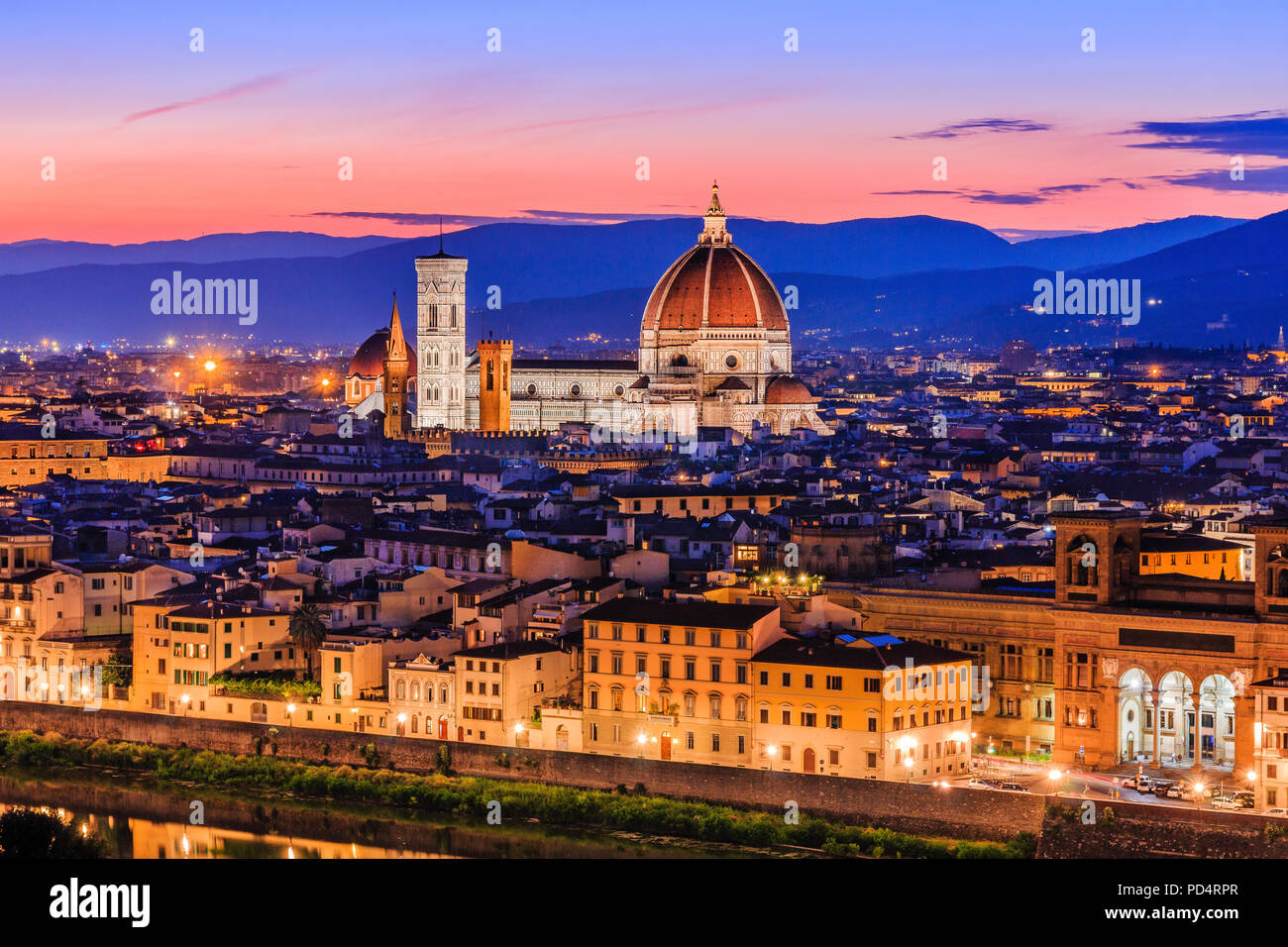 Firenze, Italia. Vista della cattedrale di Santa Maria del Fiore al tramonto. Foto Stock