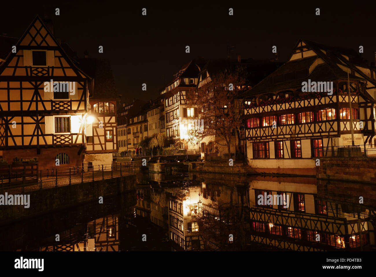 Città storica Strasburgo "La Petite France" di notte, Alsace Francia Foto Stock