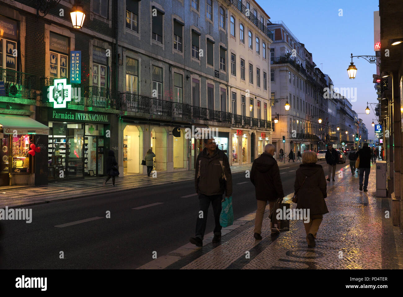 Di sera su una strada nel quartiere di Baixa, Lisbona, Portogallo Foto Stock
